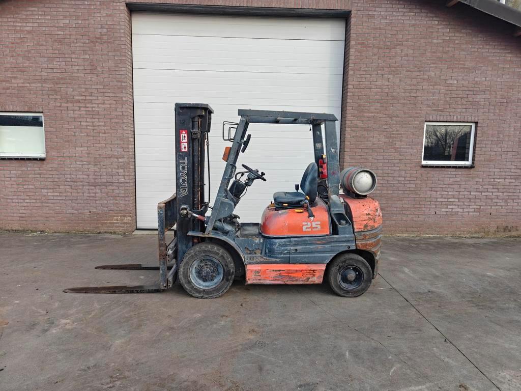 Toyota 2500kg LPG heftruck triplo
