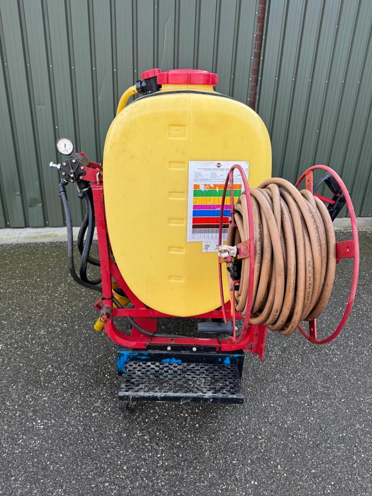 Hardi veldspuit onkruidspuit 300 liter met spuitboom